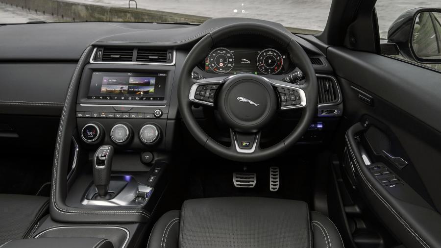 Панель приборов Jaguar E-Pace R-Dynamic P300 AWD 2017 года  (UK) (фото 13 из 44)